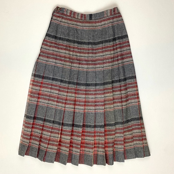 Pendleton Vintage Red and Grey Plaid Wool Skirt. Size 10 (vintage 10). USA Made. - Picture 3 of 11